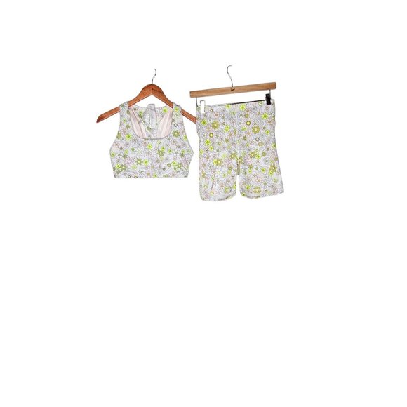 Fabletics Retro Floral Daisy Boost PowerHold High Waisted 6'' Short & Sports Bra - Picture 4 of 16
